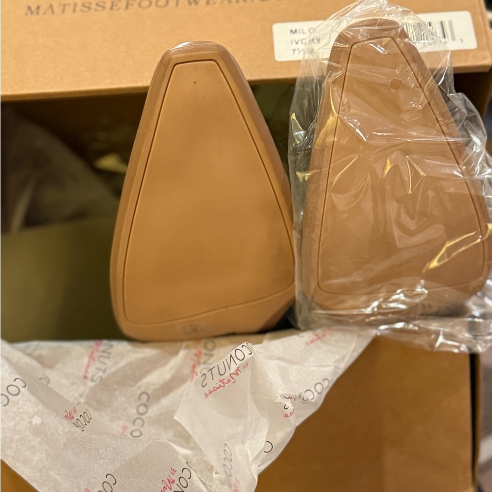 NEW Coconuts by Matisse Milo Cream Western Ankle Boots - Picture 4 of 10